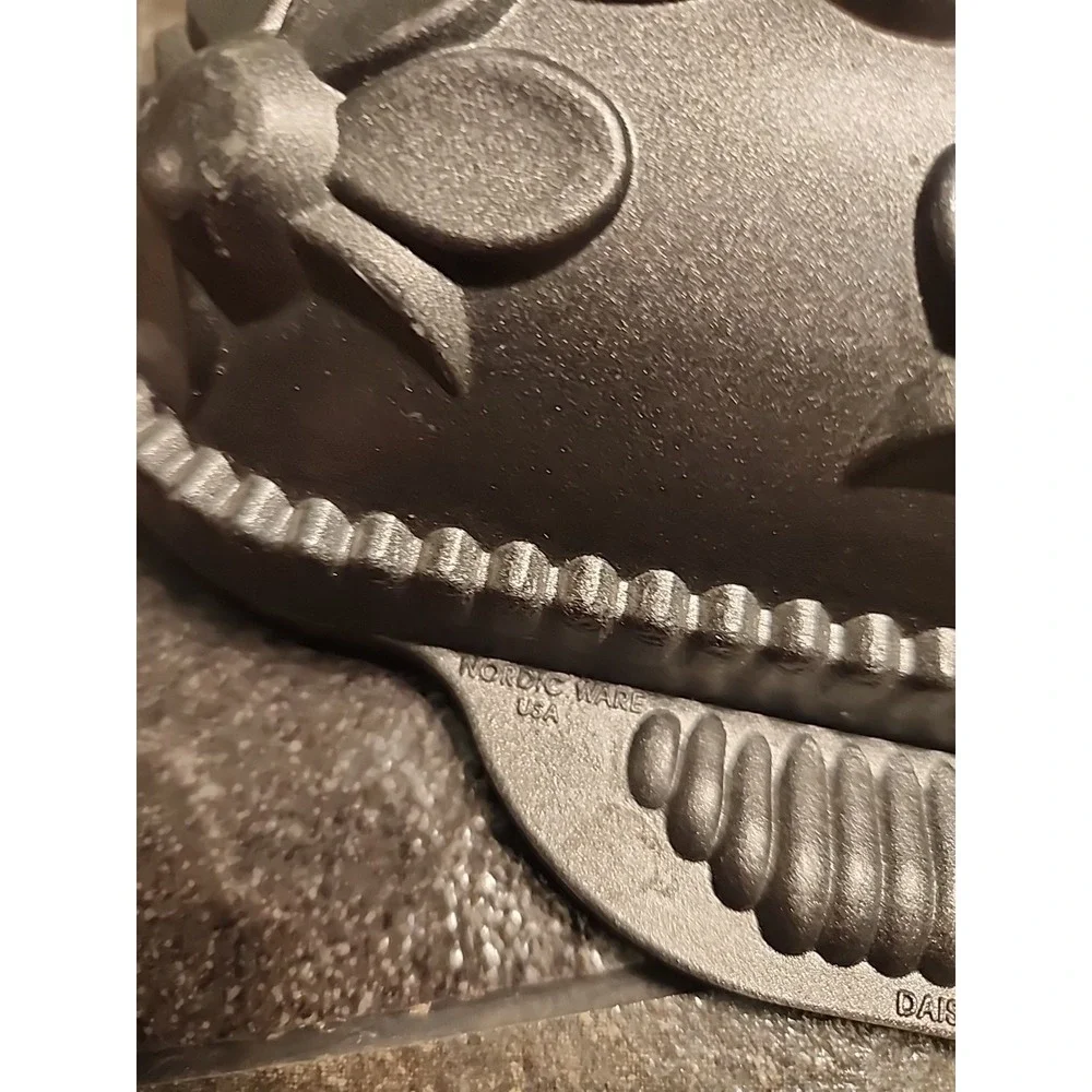 Nordic Ware Daisy Cake Pan Easter Spring Flower Baking Pak Cast Aluminum 10 Cup - Picture 2 of 6